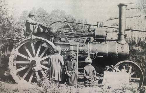 Three youngsters watching a traction engine working in Greenvale in the 1930s. The field was owned by the Moxham family.